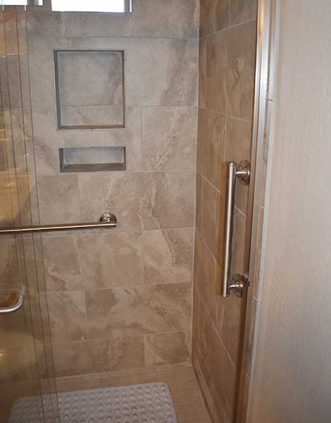 Safety bars and handles in the shower<br />
